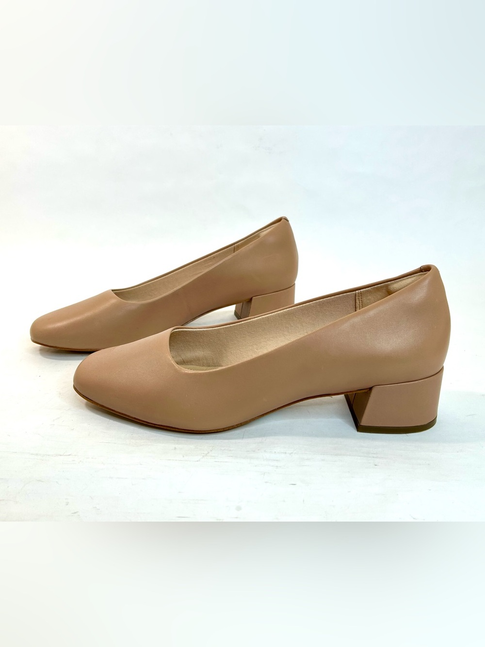 Clarks Sheer Court Pumps in Prailene Leather size 9.5 EUC Like New